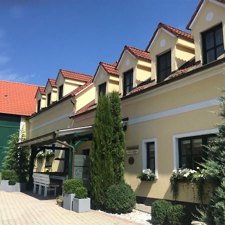 Weingut & Gastezimmer Edelmann Göttlesbrunn Eksteriør billede